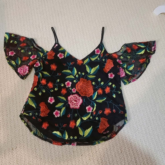 Open shoulder black mesh floral embroidered cami - Picture 4 of 5
